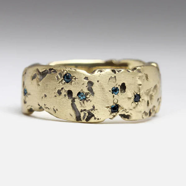 Anillo vintage dorado martillado con cristal en intarsia azul