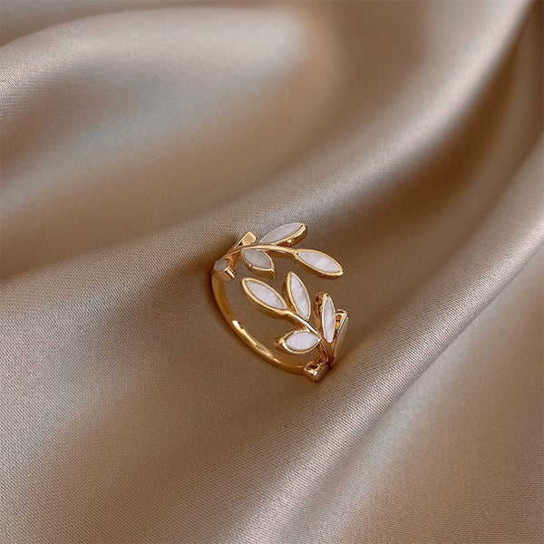 Anillo Ajustable de Oro con Hoja y Ópalo Blanco