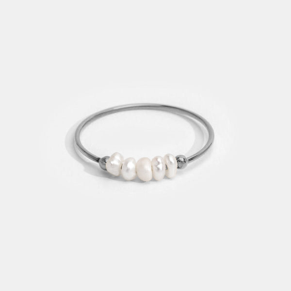 Anillo de plata con perlas de agua dulce clásicas