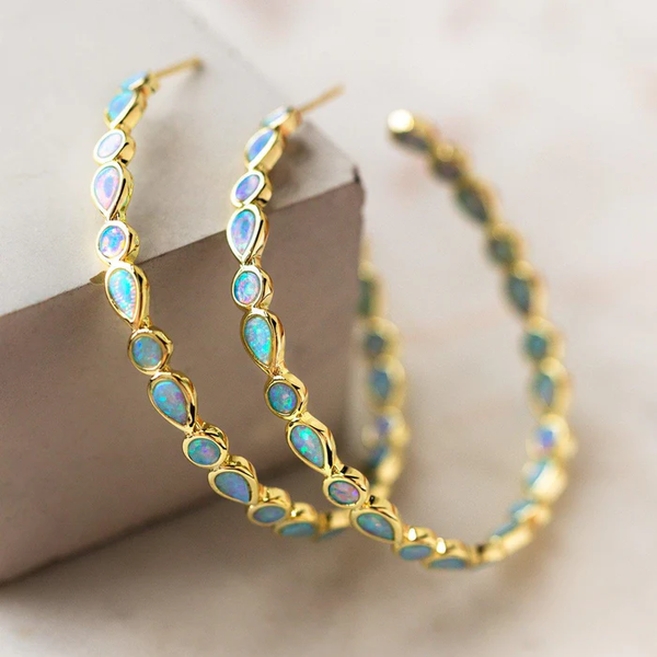 Pendientes en Círculo Dorado con Ópalo Azul Vintage